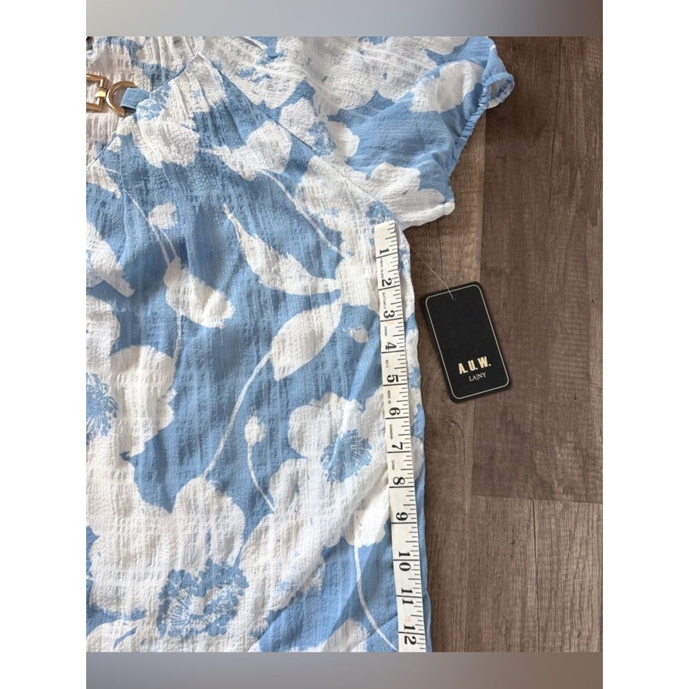 A.U.W. LA/NY Women's Blue White Floral V-Neck Blouse Gold Link Detail Medium NEW - Picture 12 of 12
